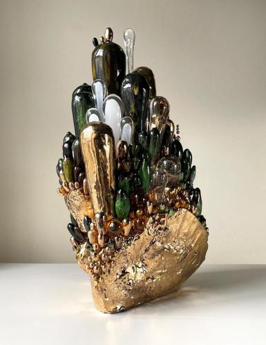 Matias Karsikas. Alkemistin Uni, 2022. Ceramic, glass, gold.  55 x 40 x 30cm